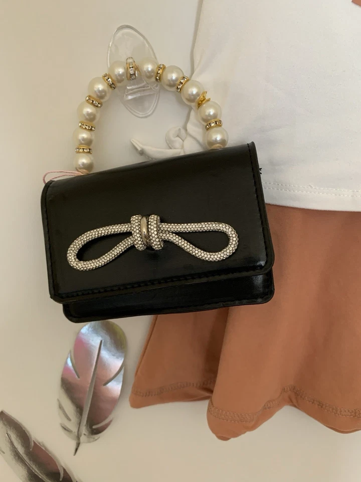 Conjunto de falda de 2 piezas DKNY para niñas pequeñas con bolso bandolera de cadena dorada (2T) Foto 3 de 4