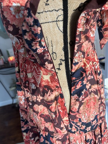 Neu mit Etikett by Anthropologie bedrucktes Babydoll-Kleid mit V-Ausschnitt 170 $ Größe 10 rotes Motiv Boho - Bild 9 von 10