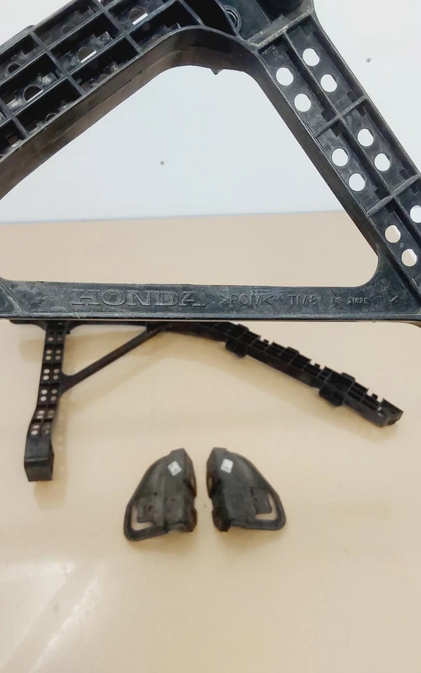 Par de retenedores de parachoques trasero derecho e izquierdo Honda Insight 2014 OEM Foto 4 de 4