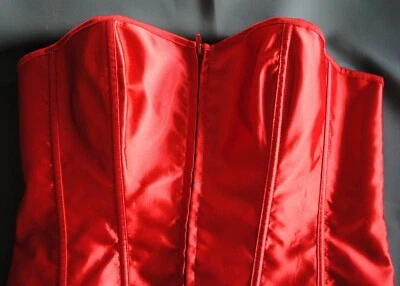 TRES BEAU BUSTIER FEMME ROUGE DANS LE STYLE "ANCIEN" TAILLE 2 XL - Photo 1/4
