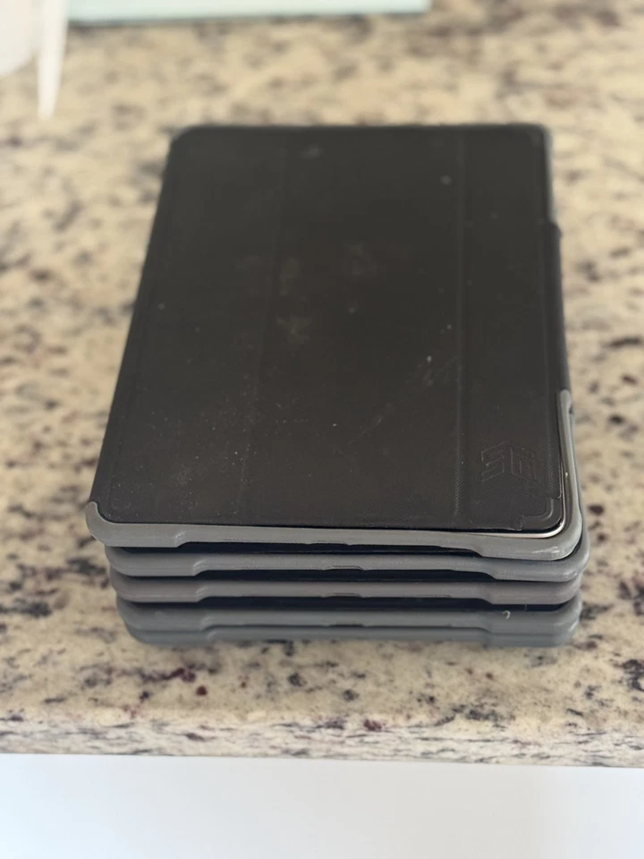 Apple iPad (5th Gen) Bundle A1822 32 GB, Wi-Fi, 9.7 in - Space Gray *Lot of 5* - Image 3 of 4