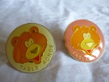 LOT 2 PIN'S TABLE RONDE