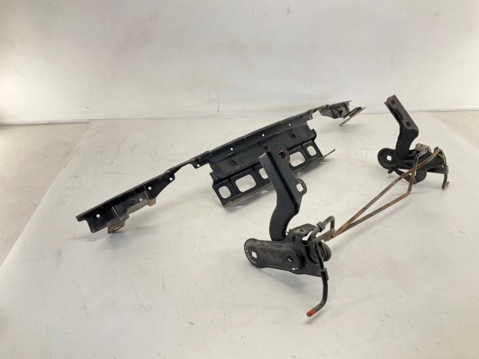 06-09 Soporte de refuerzo de parachoques trasero Pontiac Solstice y bisagra de tapa de maletero OEM Foto 4 de 4