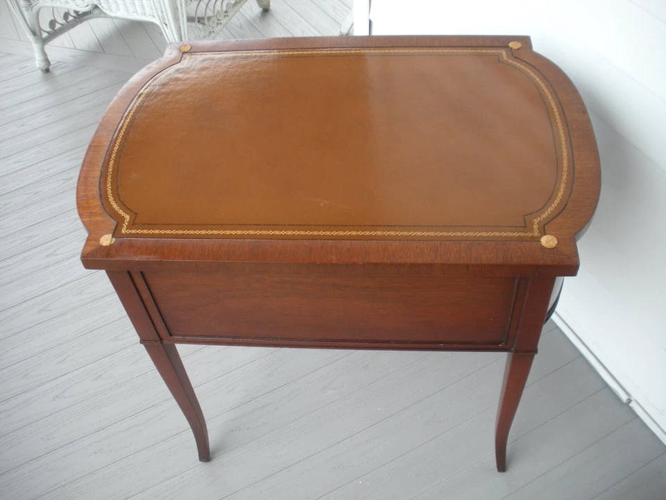 Mesas auxiliares vintage de caoba con frente de arco (2).con tapas de cristal Ex. Foto 3 de 4