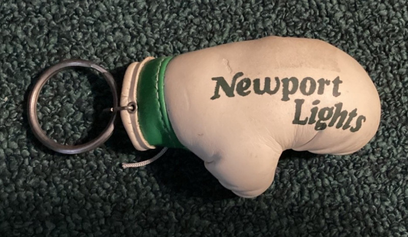 NEWPORT LIGHTS Knock Out&Kick! Cigarettes~Advertising MINI BOXING GLOVE KEYCHAIN