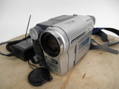 Sony Handycam DCR-TRV260 Digital 8 8mm Hi8 Camcorder  Video Camera w/ Charger
