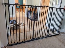Safetots extra hohes Sicherheitstor mit gebogener Oberseite (schwarz matt) + 45 cm & 54 cm Verlängerungen