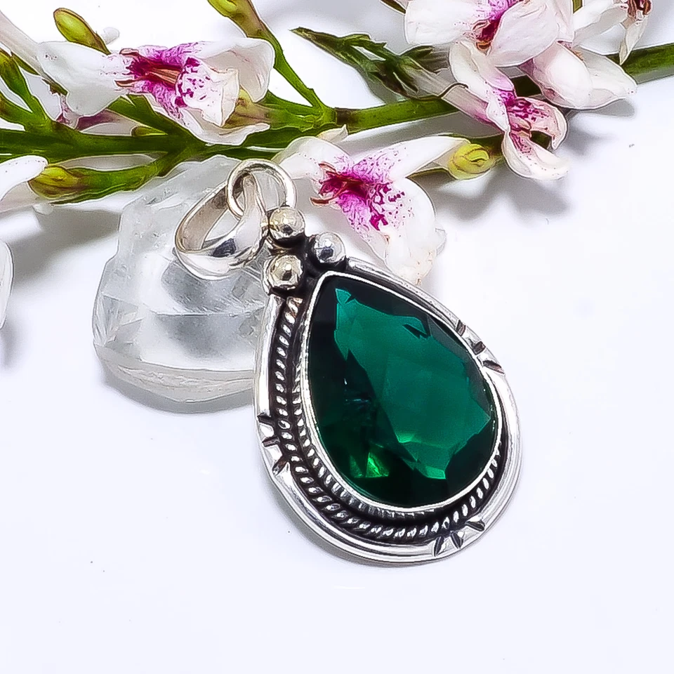 Colgante de joyería de plata de ley 925 con piedras preciosas de diopsido de cromo, colgante hecho a mano Foto 2 de 4