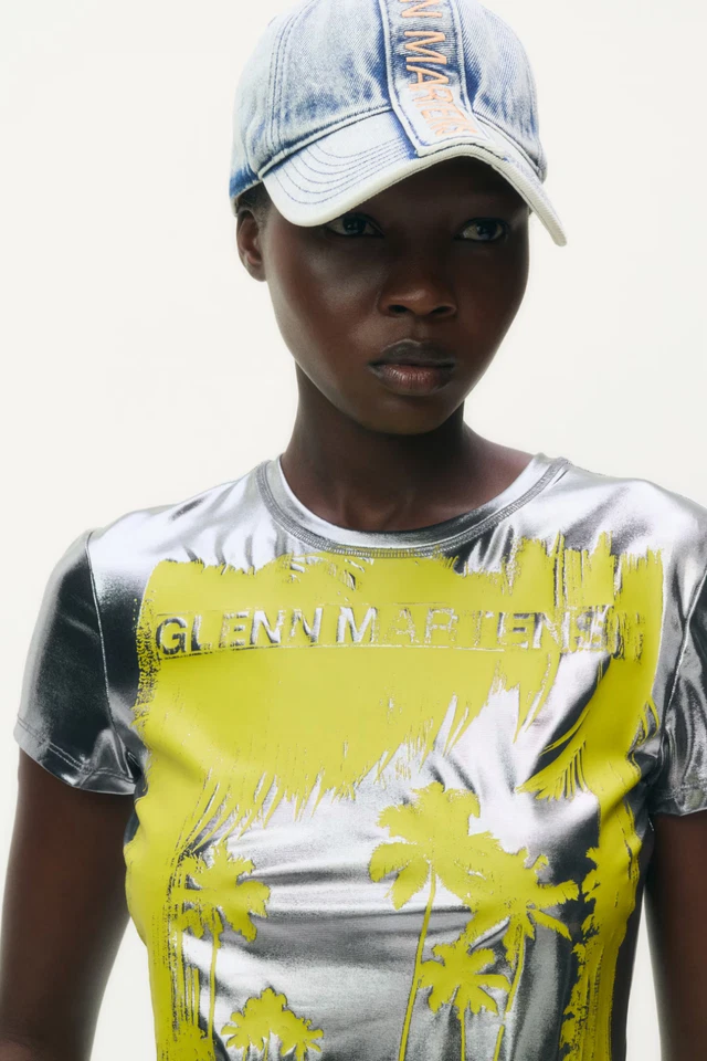Camiseta H&M x Glenn Martens Estampada Metálica Calce Ajustado Plateada - Edición Limitada Foto 3 de 4