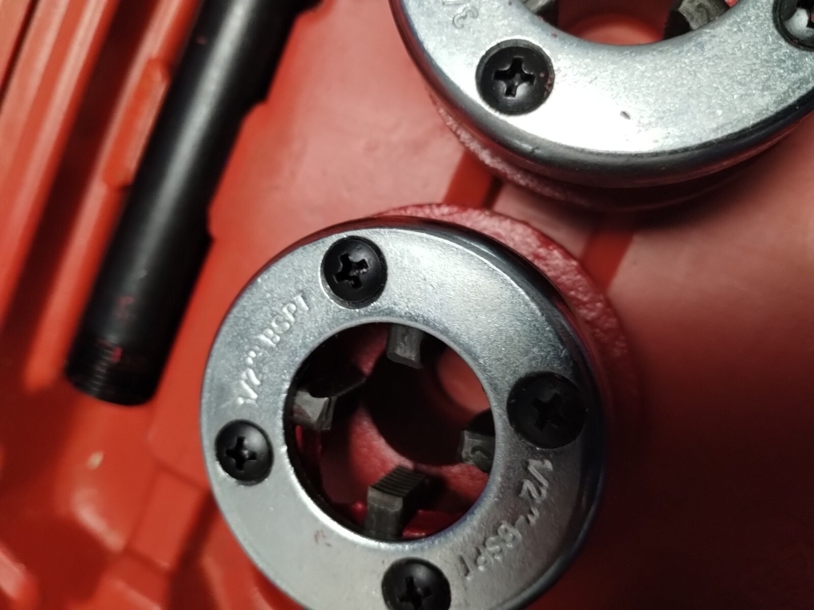 Complete Pipe Threader Kit Ratcheting Pipe Threading Tool Set  6 Dies Near Mint