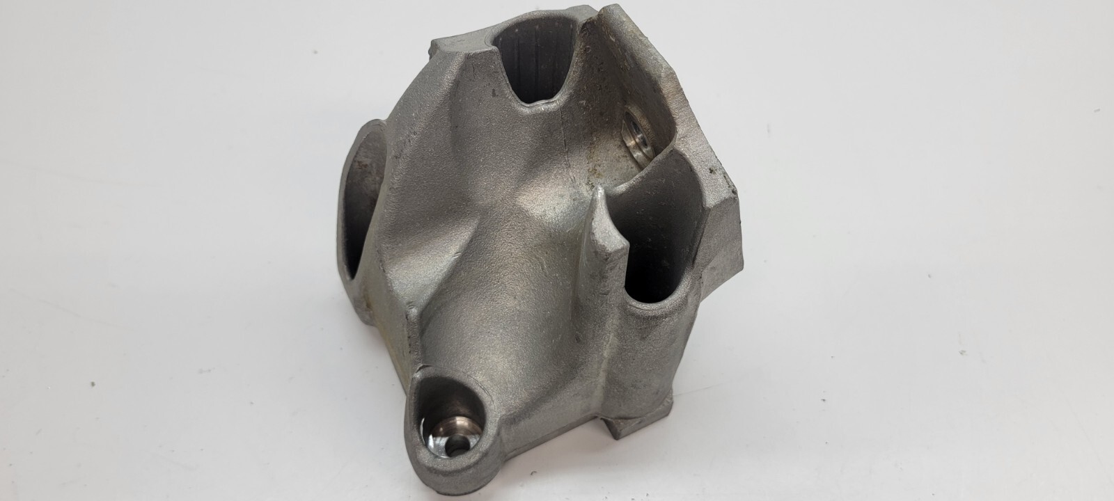 LAMBORGHINI AVENTADOR DRIVER LEFT SIDE ENGINE MOUNTING BRACKET OEM 470199307D