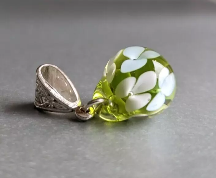 Glass pendant deals with flower inside