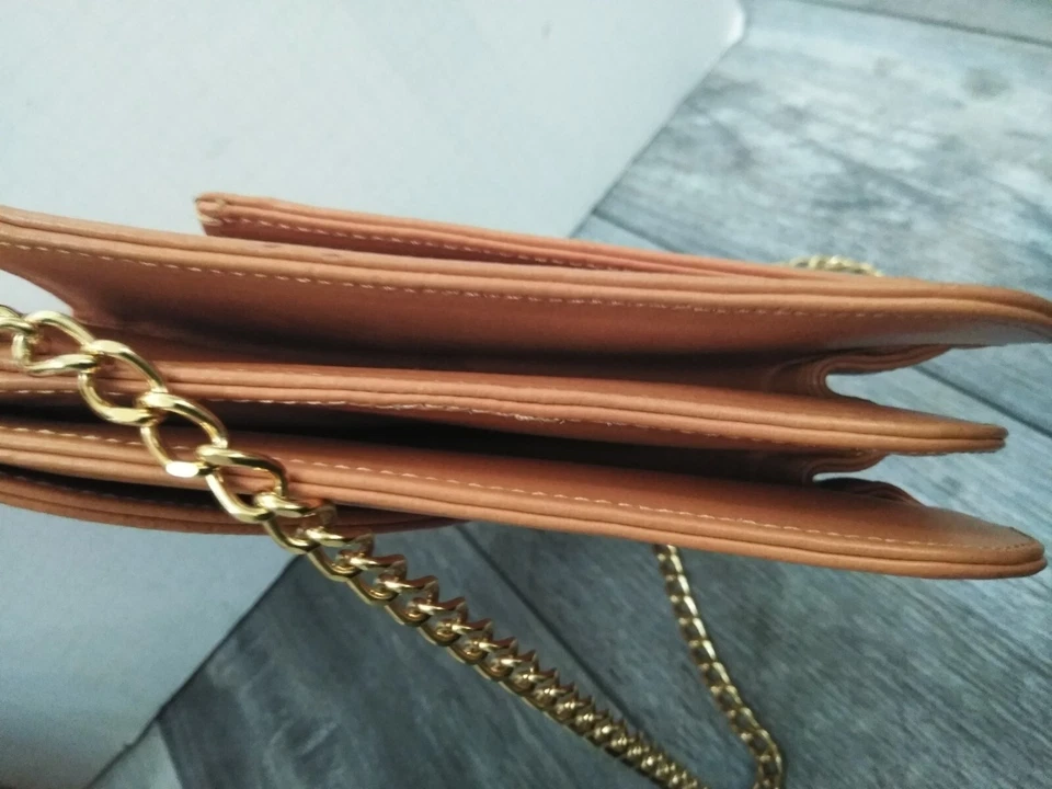 BOLSO DE HOMBRO GENUINO JANE AUGUST MARRÓN/TOSTADO CUERO CON SOLAPA CON CORREA TONO DORADO Foto 3 de 4