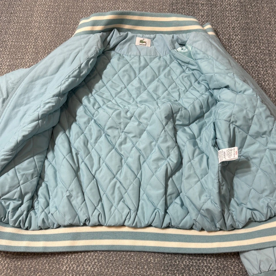 Chaqueta bomber para mujer Lacoste pequeña azul forrada con edredón universitaria Foto 3 de 4