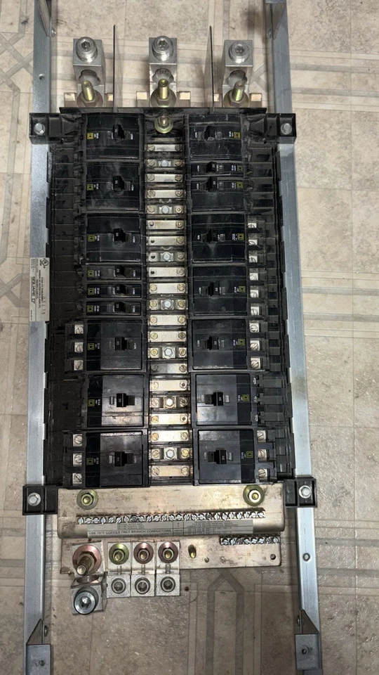 Placa de panel Square D 400 Amp 240V MLO 3P 4W NQOD442L400CU 🟦 Foto 2 de 4