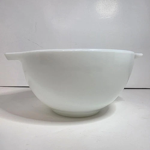 Pyrex White Opal #441 1-1/2 PT Small Cinderella Bowl