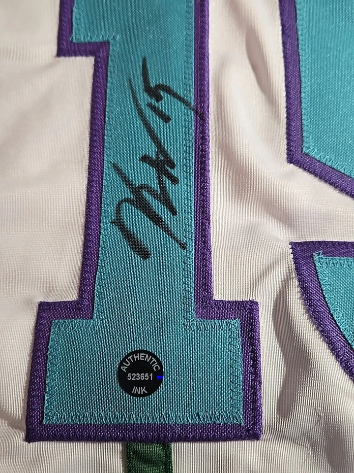 Camiseta deportiva autografiada por Kemba Walker de los Charlotte Hornets Foto 3 de 4