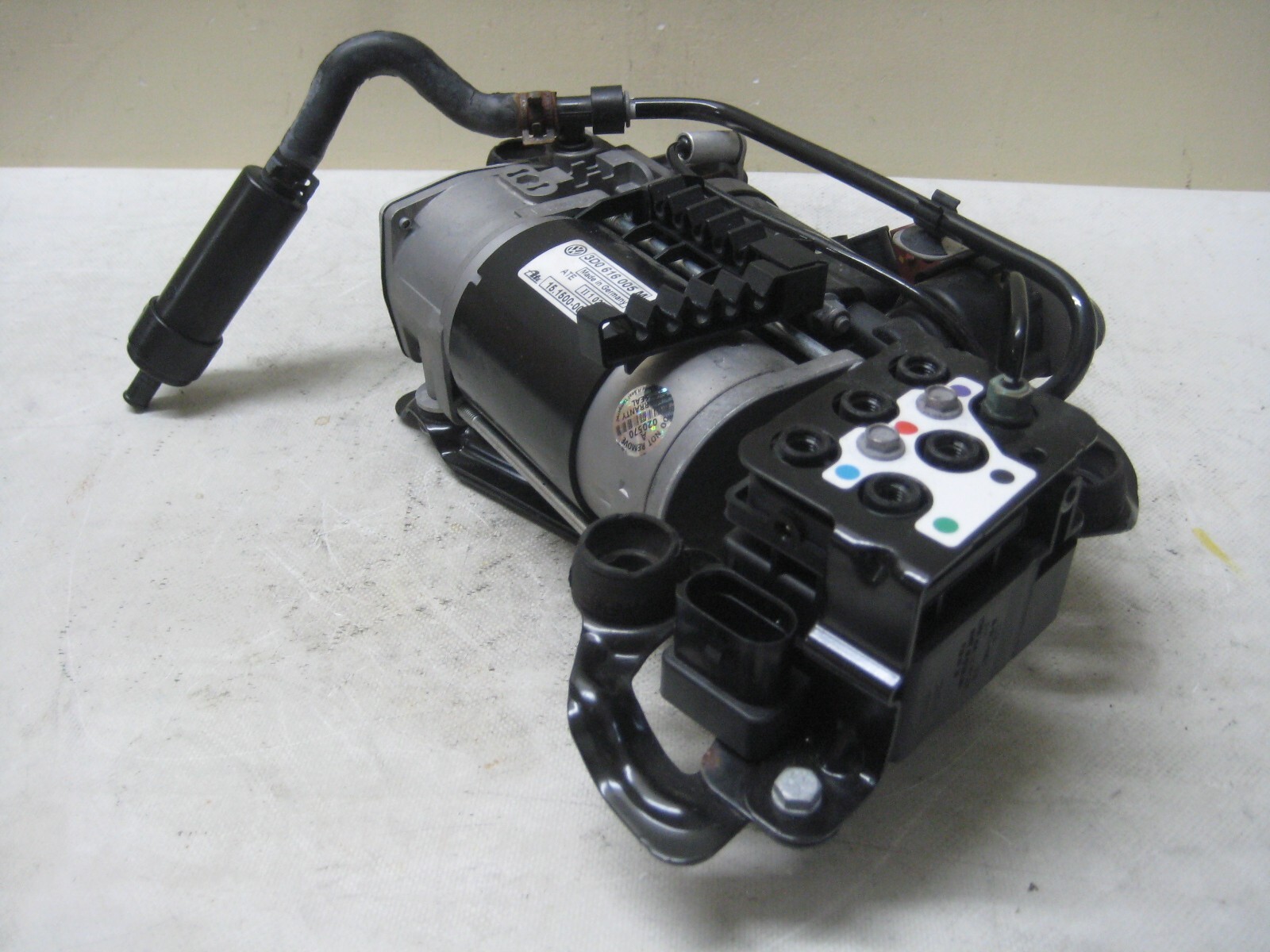 BENTLEY CONTINENTAL GT GTC AIR RIDE COMPRESSOR AND VALVE UNIT 3D0616005M