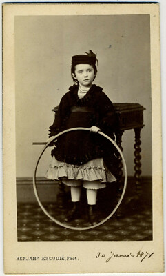 CDV um 1865. Kleines Mädchen mit Hut mit Reifen von Benjamin Escudié in Lyon