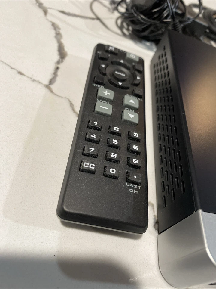 Conversor de TV digital para analógica RCA Dolby STB7766G1 com cabo de alimentação e controle remoto! - Imagem 3 de 4