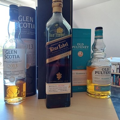 Johnnie Walker-Blue Label_Cask Ed 55% + Glen Scotia, Old-Pulteney Flaschen offen