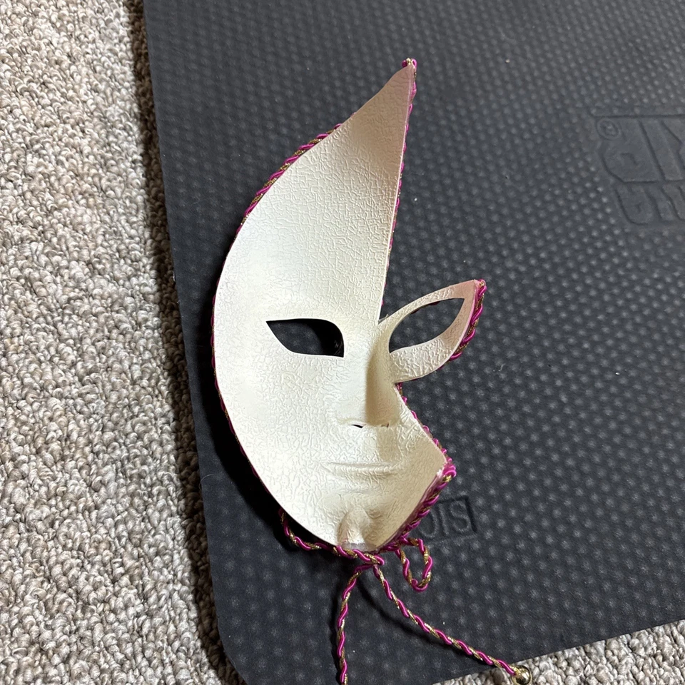 Декоративная маска-маскарад в венецианском стиле в розовом и золотом цвете - Изображение 2 из 2