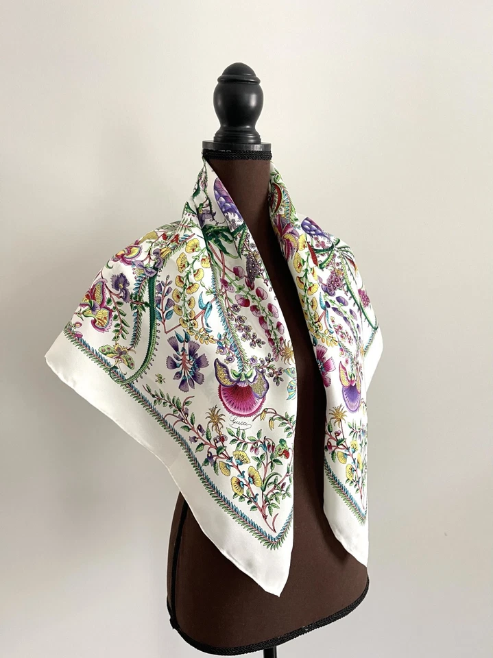 Exhibición #1 Nueva Bufanda Gucci Logo GG Estampado Floral Flores Marfil Blanco Envoltura de Seda Foto 4 de 4