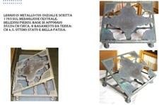 LEGGIO IN METALLO CON INIZIALI E SCRITTA 1765 SUL MEDAGLIONE CENTRALE.