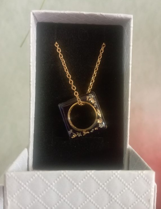 Collier inoxydable chic à pendentif époxy bleu azur et inclusions de paillettes d'or pur