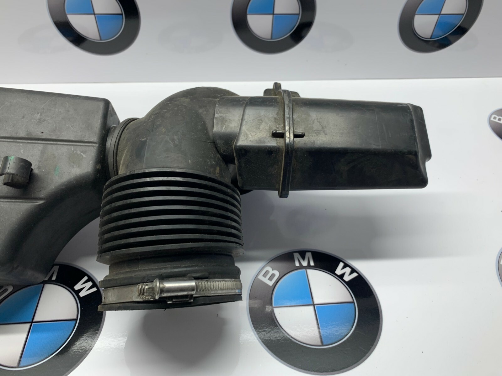 BMW E64 / E63 6 Series Air Intake Inlet Hose Chamber 7537613 for 