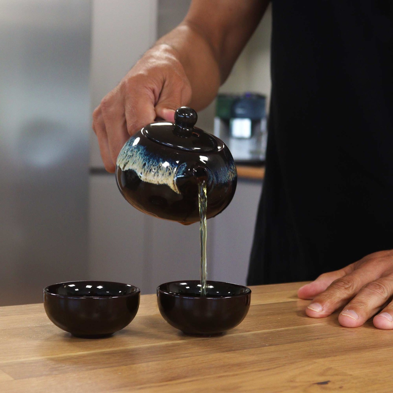 Service à thé de cérémonie émaillé noir avec théière en grès et 2 bols à thé japonais