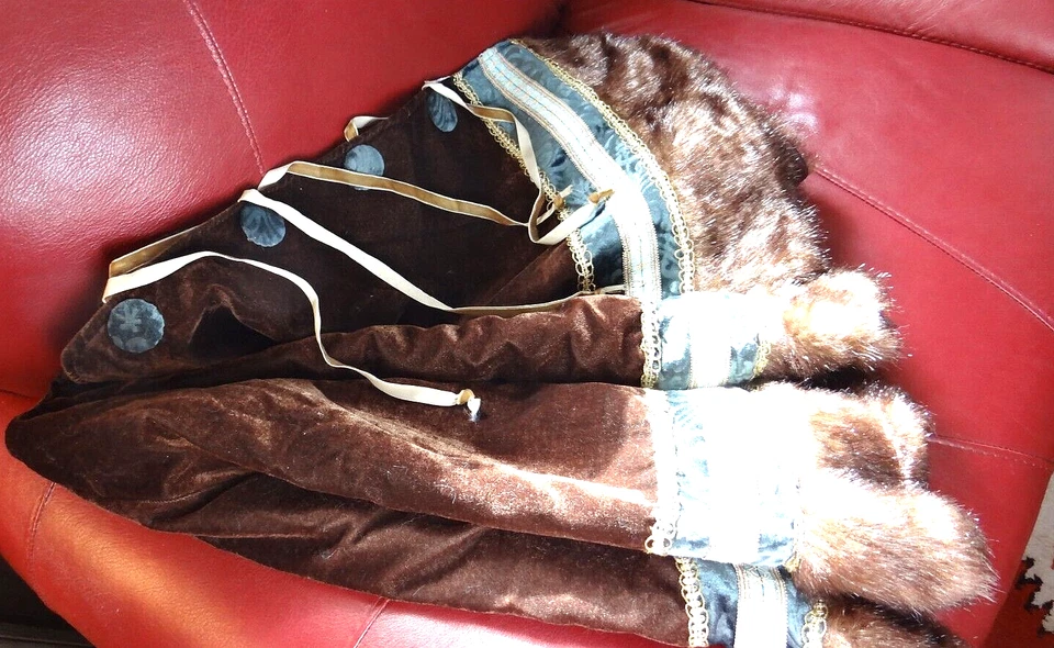 Hermosa falda de terciopelo marrón para árbol de Navidad con adornos ornamentados Foto 2 de 4