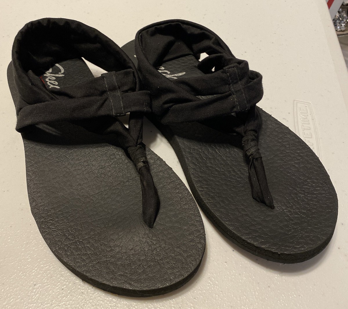 SKECHERS Yoga Foam ブラックサンダル Skechers Women's Black Yoga Foam Thong Flip Flop Comfort