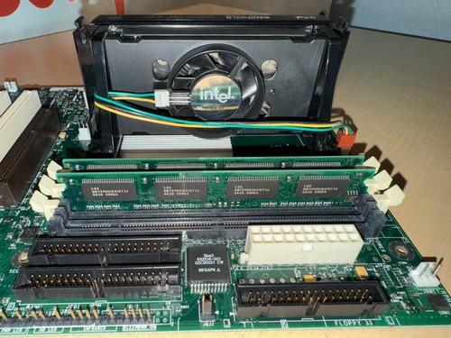 Intel E139761 ATX SE440BX-2 (Seattle 2) Intel Pentium II @ 300MHz 128Mb RAM KL - Picture 15 of 21