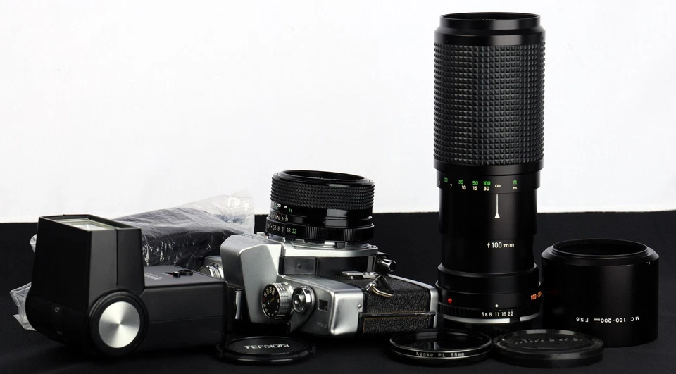 Minolta SR-T 201 Chrome 35mm Film SLR c/w 28/2.8, MC 100-200mm Lens & Flash Kit - Image 2 of 4