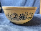 1970s Pyrex 2.5 qt. homestead mixing bowl #463 biege with blue flowers