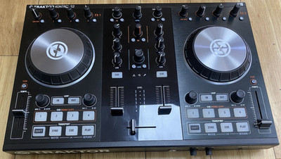Native Instruments Traktor Kontrol S2 MK2 2-Kanal DJ Controller NI