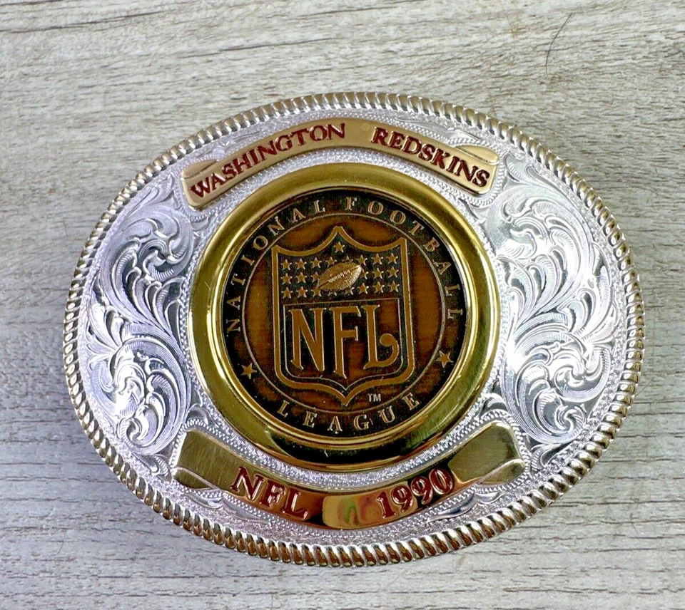Montana Silversmiths WA 1990 Redskins Hebilla Liga NFL #102-5000 Placa esterlina Foto 3 de 4