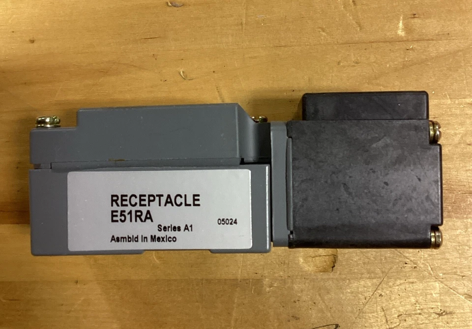 E51ELA Eaton/Cutler Hammer Thru-Beam Emitter Photoelectric Sensor - Image 3 of 3