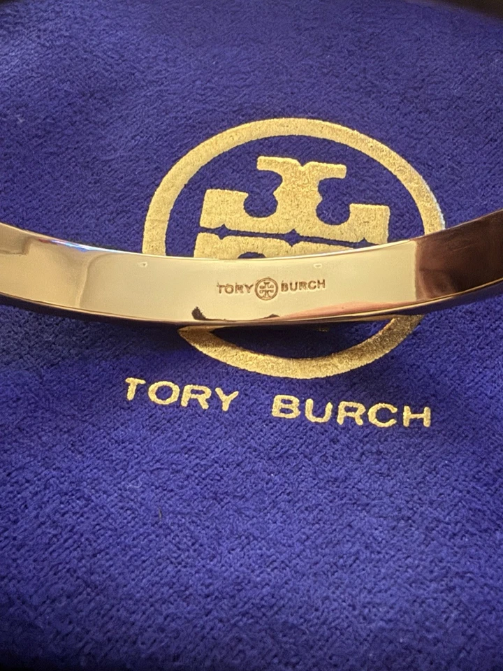 Brazalete con bisagra con monograma T Icono dorado Tory Burch tamaño grande de 7 mm Foto 4 de 4