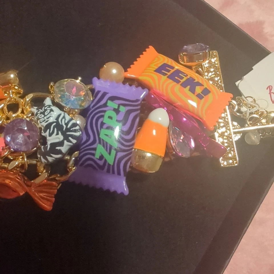 NUEVO CON ETIQUETAS Pulsera Betsey Johnson Halloween Ghoul Friends Candy Toggle Precio de venta sugerido por el fabricante 128 USD Foto 4 de 4