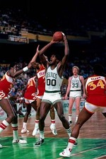 Robert Parish Boston Celtics goes for a shot v Atlanta Hawks playe- Old Photo