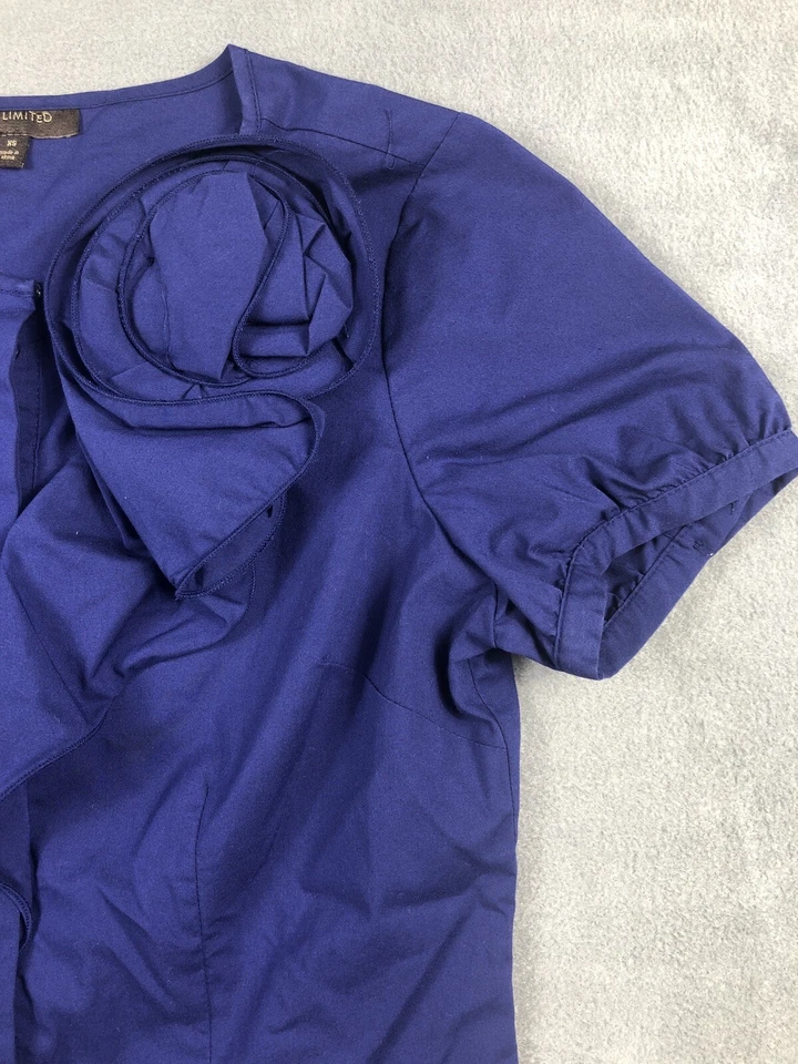 Camisa The Limited Feminina Extra Pequena Manga Curta Camisa Azul com Flor 3D - Imagem 4 de 4