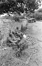 WW2 WWII Photo World War Two / US Army Soldiers in Action Normandy July 1944