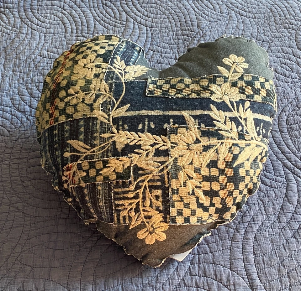 NUEVO Almohada Pottery Barn LOVE Patchwork Forma Corazón Bordada INDIGO Denim Azul Foto 2 de 3