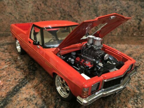 AUTOart 1:18 model Holden HX Sandman Utility Van in Mandarin Red