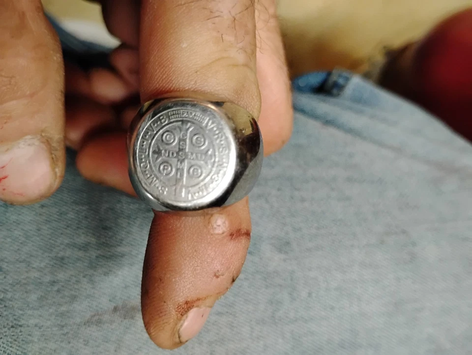 Anillo de acero inoxidable de San Benito artefacto de exorcismo cristiano para hombre Foto 2 de 2