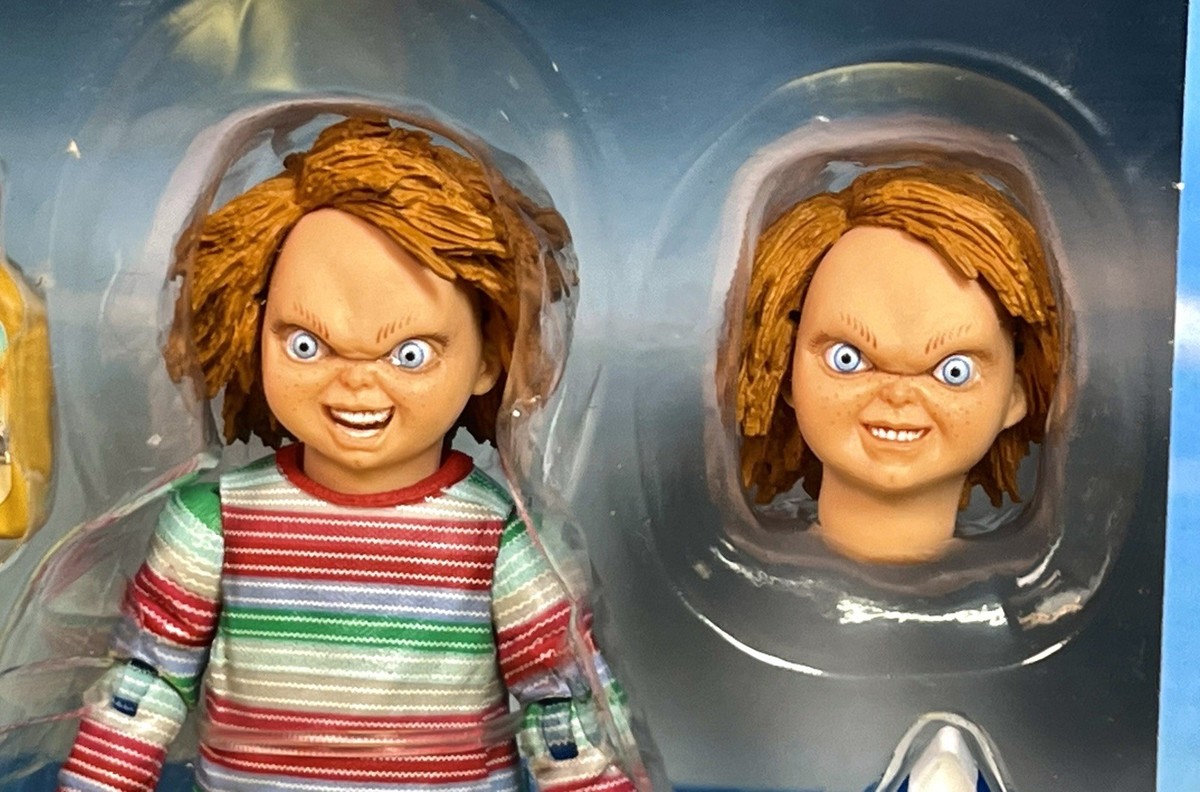 SDCC COMIC CON 2025 NECA SURF'S UP CHUCKY ULT ACT FIG IN HAND OFF