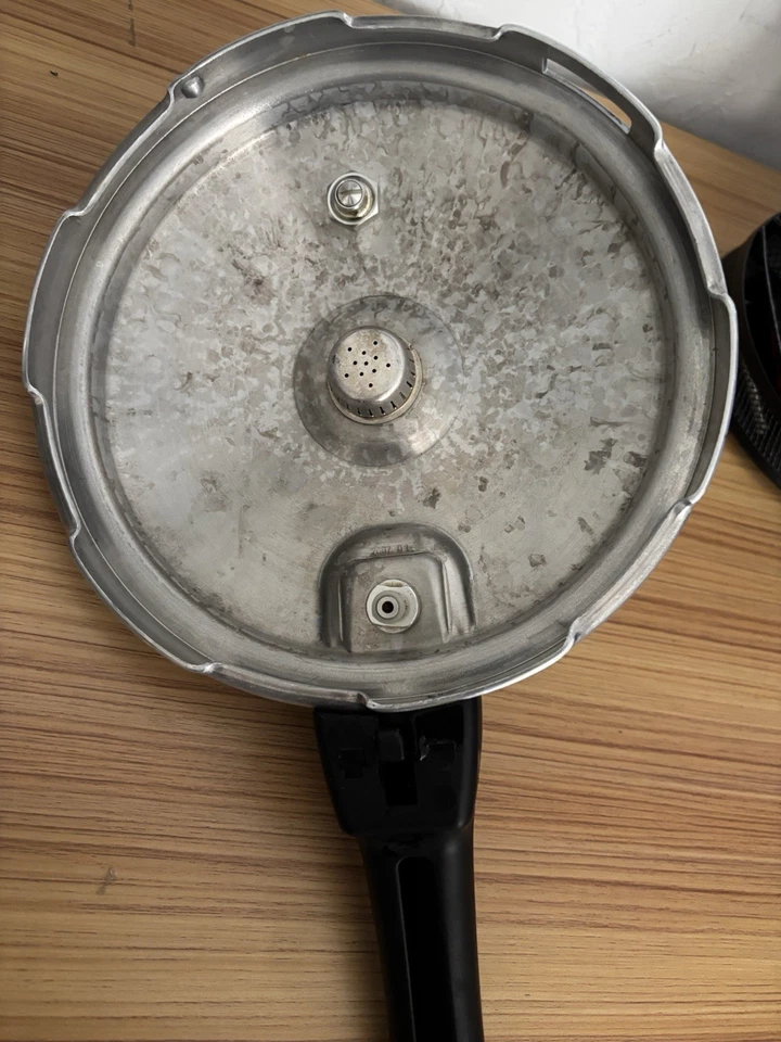 Utensilios de cocina para olla a presión Mirro 92160A de aluminio pulido de 10 PSI, 6 cuartos de galón, plateados Foto 4 de 4