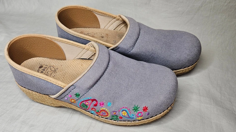 Zuecos veganos Dansko para mujer US 10 10,5 EUR 40 azul lona bordado cachemira zapato Foto 2 de 4